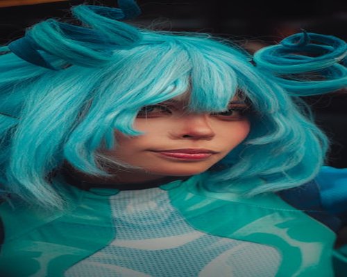 Persona leyendo con buena iluminación natural